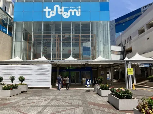 Entrance to BIG FUN Heiwajima with the sky-blue “Tondemi” logo above the main doors—located near the gate to BOAT RACE Heiwajima.