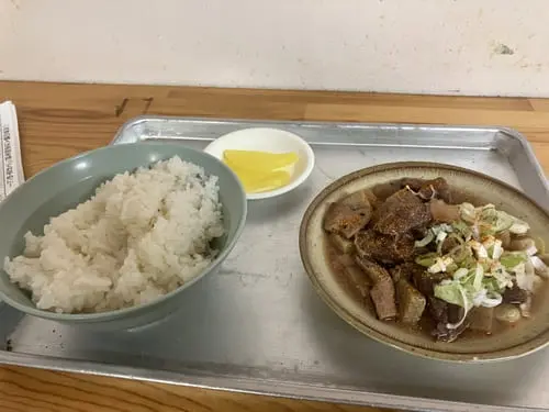 A tray of “Nikomi Rice” from Ōkoshi, a popular food stall at BOAT RACE Heiwajima. The dish features stewed beef and offal in a savory soy-based sauce, served with rice and pickles.