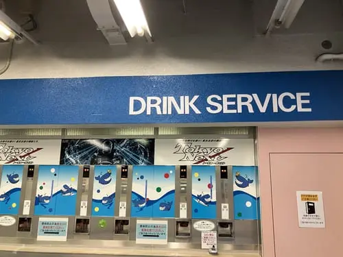 Free drink dispensers labeled “Drink Service” at BOAT RACE Heiwajima, located in the back of the 1st-floor food area.