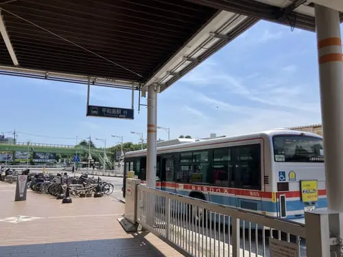 Bus stop for Heiwajima Station, located outside the race venue.